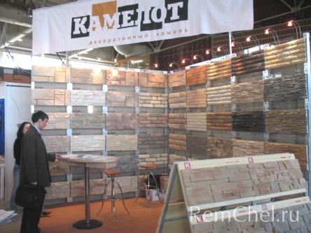 Компания «Камелот» (г.Челябинск) представила образцы своего производства декоративного отделочного камня под кирпич и дикий камень. «Камелот» осуществляет продажу электрических каминов компании Dimplex.