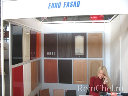 Представители компании Еurokitchens (г. Челябинск) познакомили посетителей с образцами мебельных фасадов, столешниц из искусственного камня, моек без швов собственного производства. Челябинцам предложили заказать кухонные гарнитуры и стенки, мебель для ва